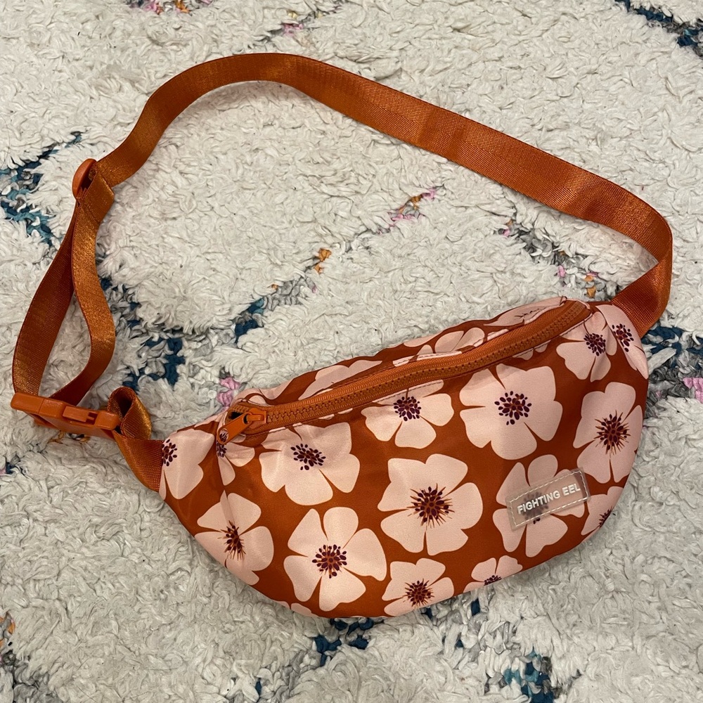 Fighting Eel sling bag